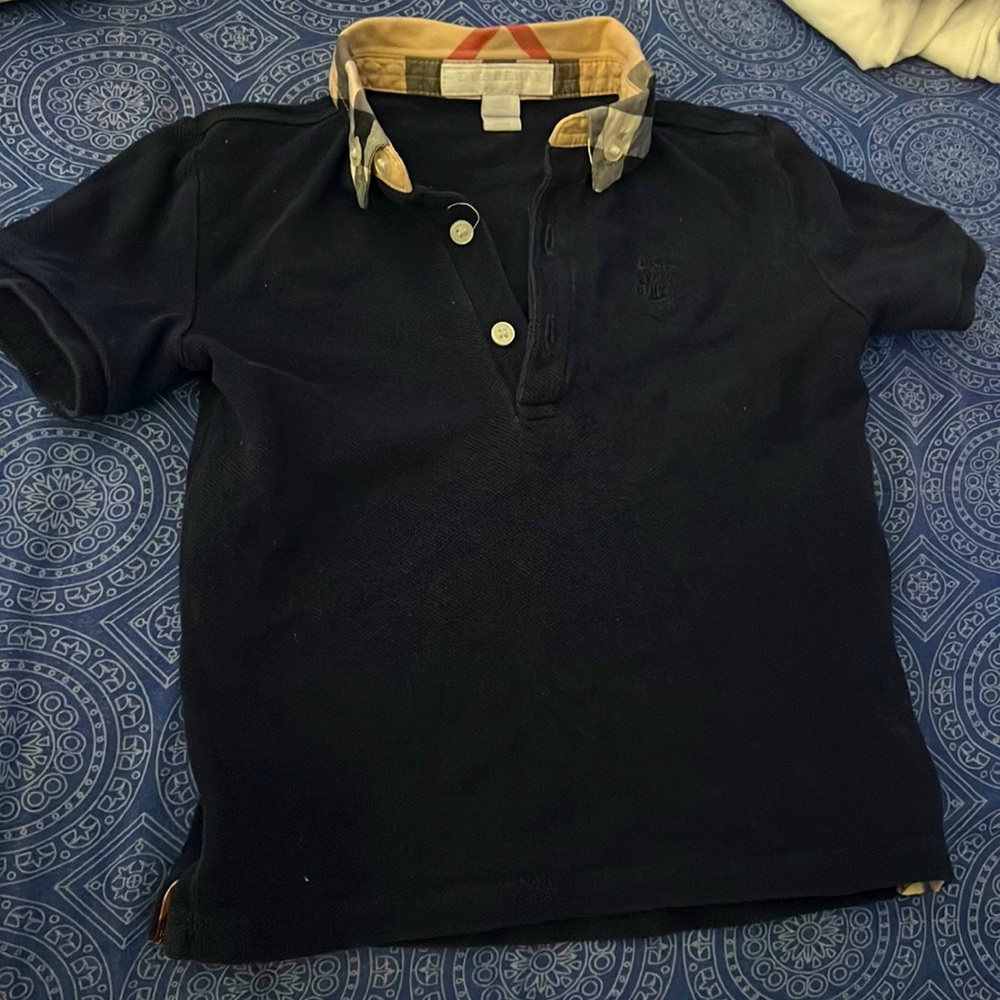 Size 18 months Burberry collared shirt. Great condition 100% authentic !!